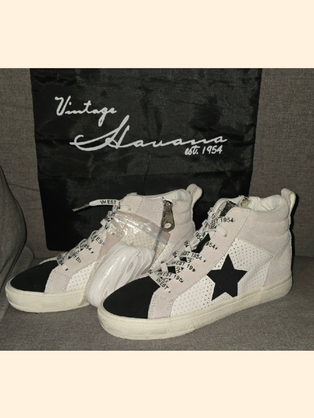 Cute Vintage Havana women’s size 6 white High-Top Sneakers with Black Star EUC